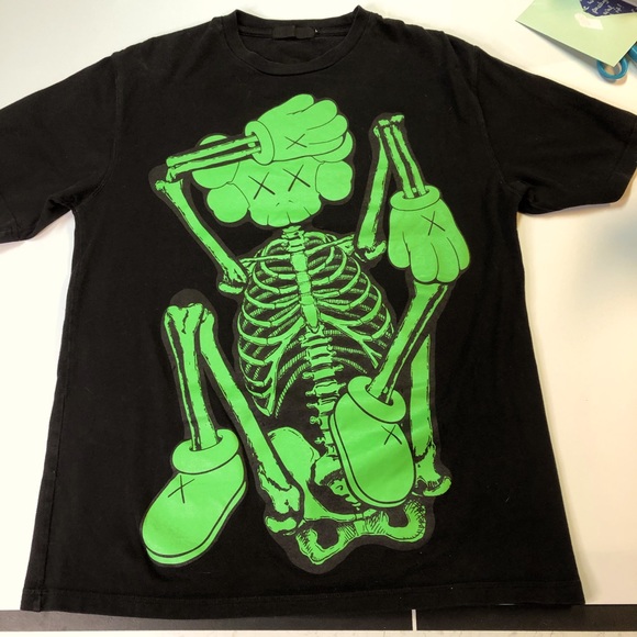 Original Fake x Kaws Black Men’s Sz Large T-Shirt - Picture 1 of 5